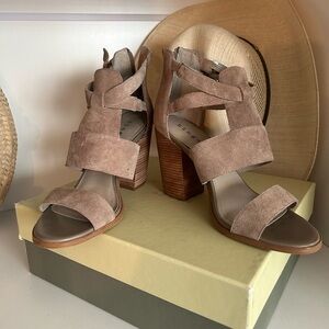 Hinge sandals with heel